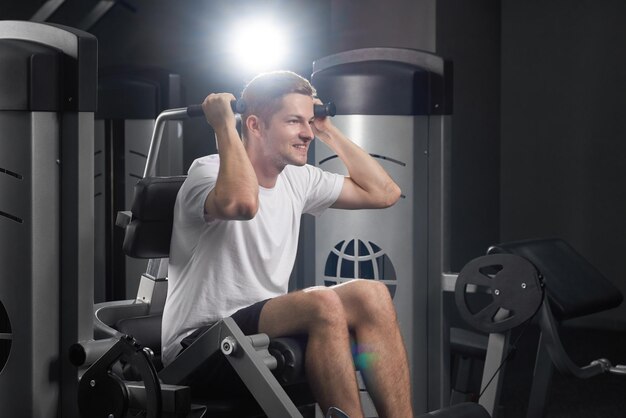 Mettre en place un homme souriant énergique sur la formation de puissance