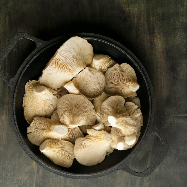Mettre à plat les champignons en pot