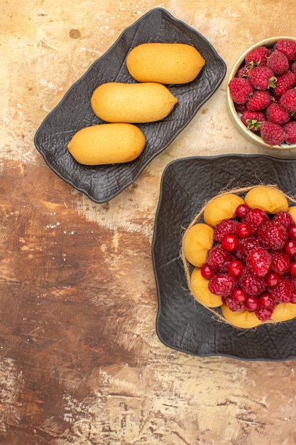 Mettre La Table Avec Un Gâteau Cadeau Sur La Vue Verticale De La Table De Couleurs Mixtes