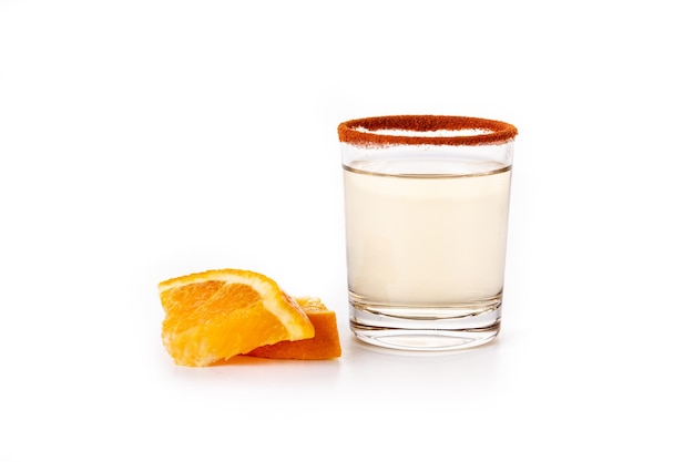 Mezcal boisson mexicaine avec des tranches d'orange et du sel de ver isolé sur fond blanc