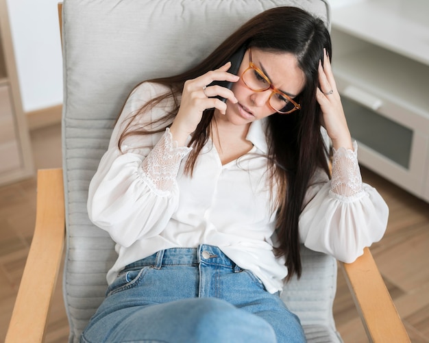 Mi, coup, brunette, femme, conversation téléphone