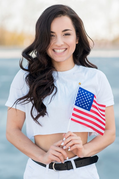 Photo gratuite mi coup, femme, tenue, usa, drapeau, et, sourire