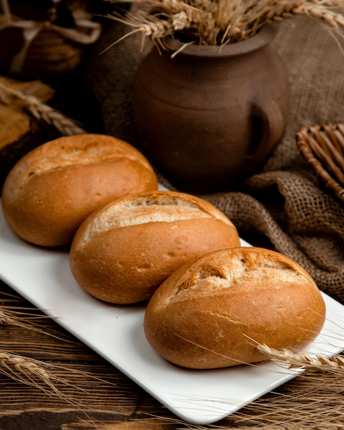 Miche de pain brun sur une table en bois