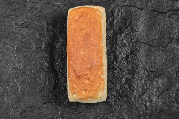 Miche de pain carrée isolée.