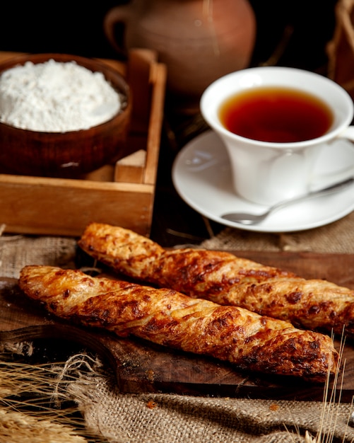 Miche de pain croustillant et avec une tasse de thé