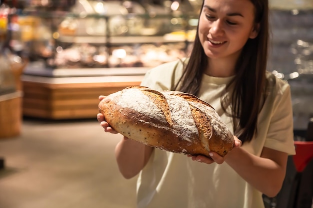 Miche de pain dans des mains féminines dans un supermarché