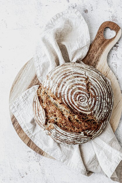 Miche de pain fait maison sur une planche à découper en bois