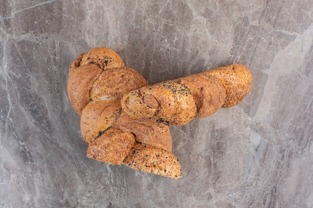 Miche de pain strucia tranché en deux sur du marbre.