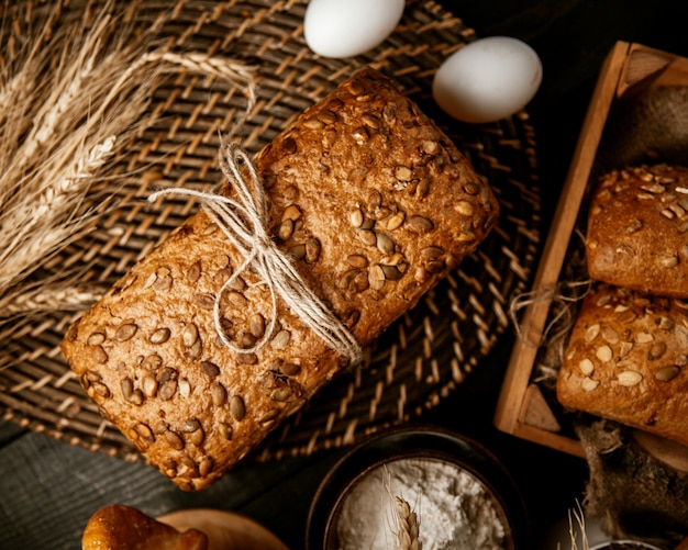 Une miche de pain sur la table