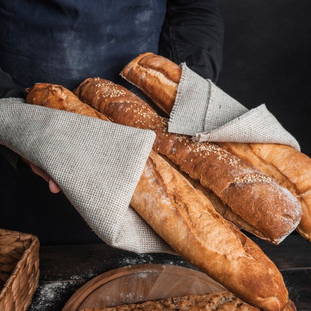 Miches de pain croustillantes enveloppées de tissu de jute