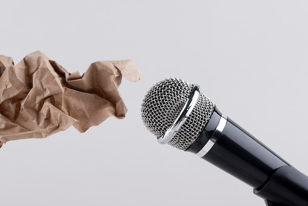 Microphone asmr avec papier froissé pour le son