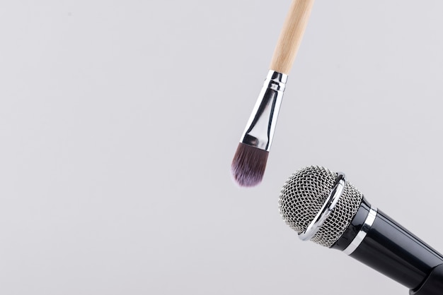 Photo gratuite microphone asmr avec pinceau de maquillage pour le son