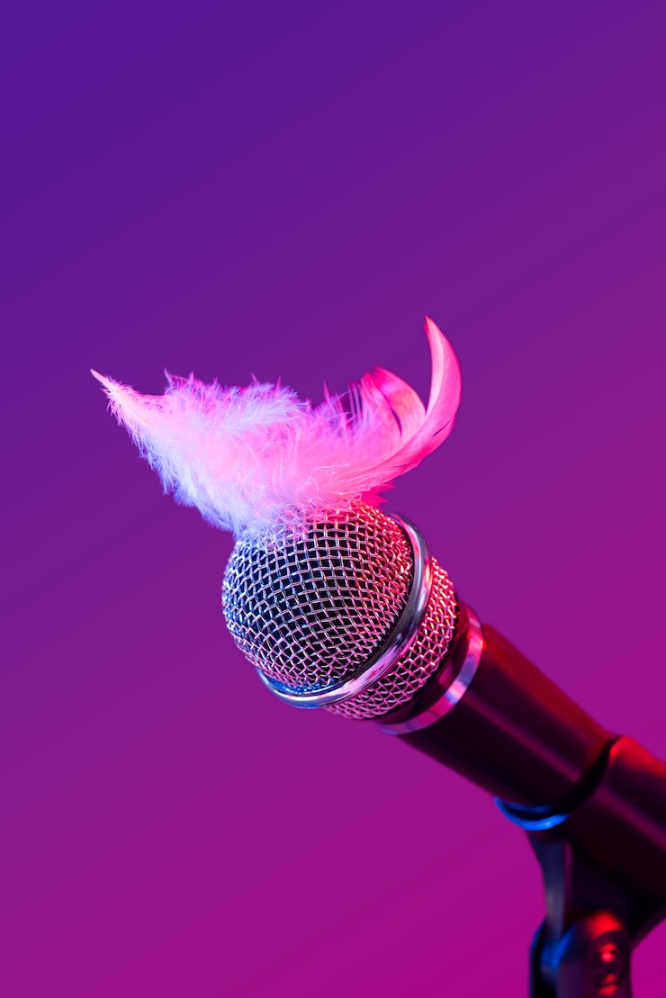 Photo gratuit microphone asmr avec plume pour le son