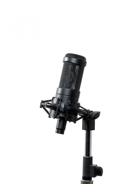 Microphone debout sur fond blanc