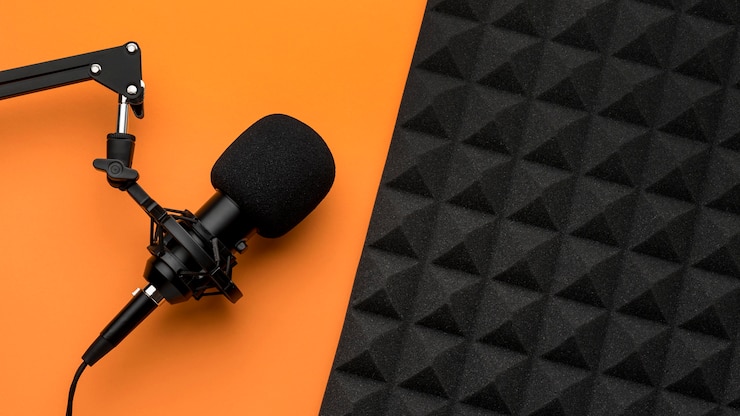 Photo gratuit microphone et mousse d'isolation acoustique