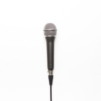 Photo gratuite microphone noir et argent sur fond blanc