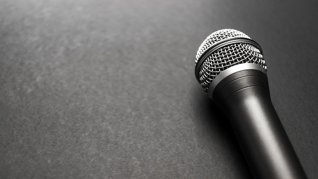 Photo gratuite microphone noir et argent sur fond noir