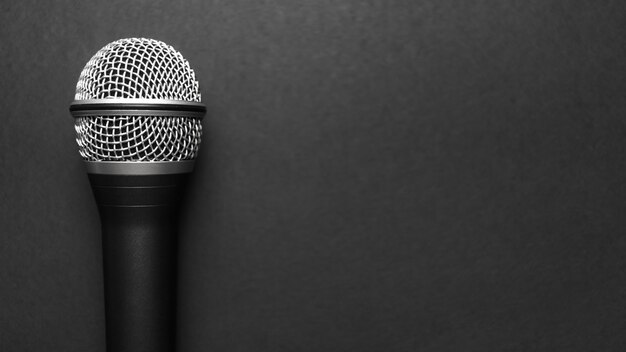 Microphone noir et argent sur fond noir