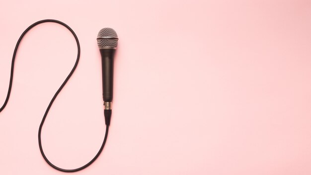 Microphone noir et argent sur fond rose