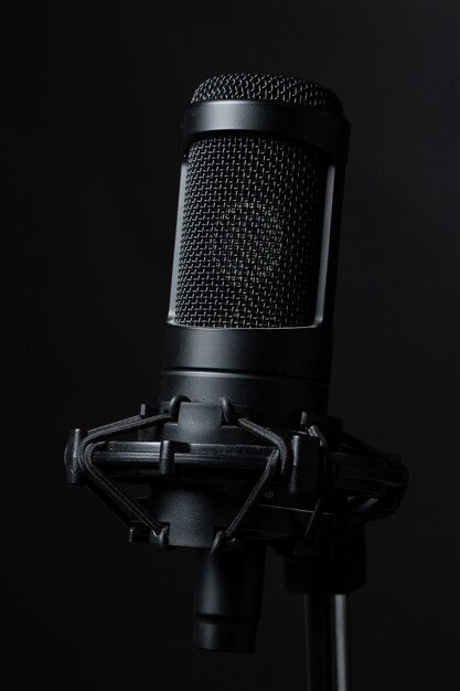 Microphone noir debout en studio
