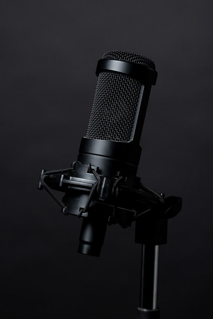 Photo gratuit microphone noir debout en studio