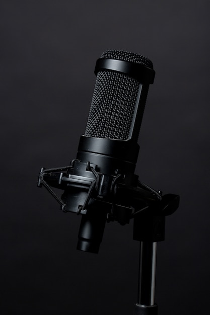 Microphone noir debout en studio