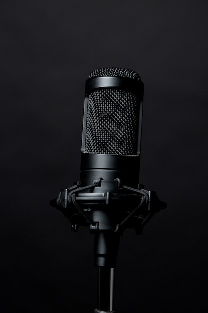 Microphone noir sur pied