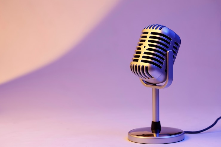 Photo gratuit microphone rétro isolé sur fond de couleur