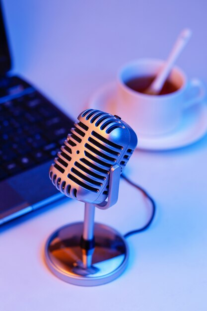 Microphone rétro et ordinateur portable, webcast en direct sur le concept de l&#39;air