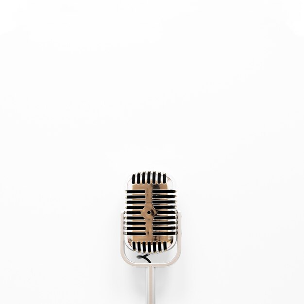 Microphone vue de dessus sur fond blanc