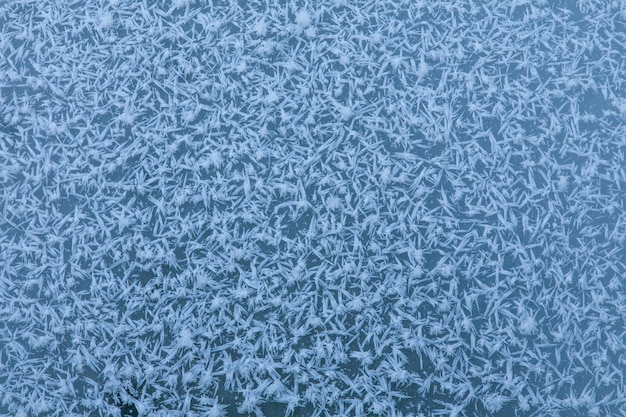 Microphotographie de flocons de neige gelés sur la glace parfait pour une utilisation en hiver