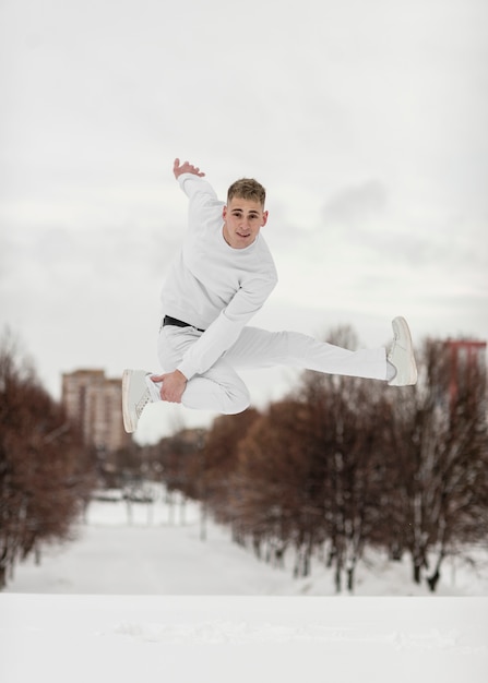 Mid-air posant par un artiste hip-hop masculin