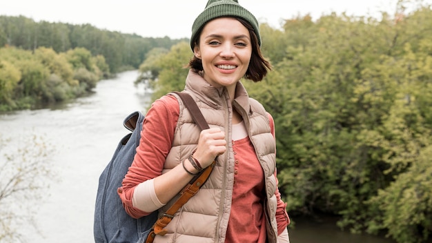 Photo gratuite mid shot femme posant devant la rivière