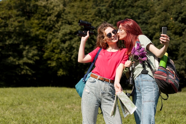 Mid shot femmes s'embrassant sur les joues