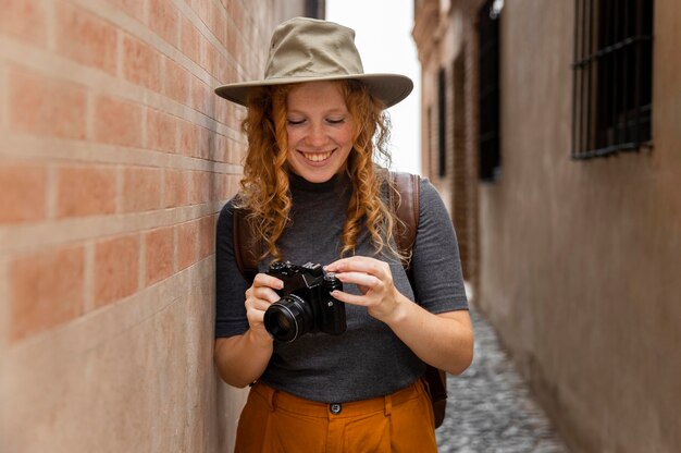 Mid shot girl avec chapeau regardant la caméra