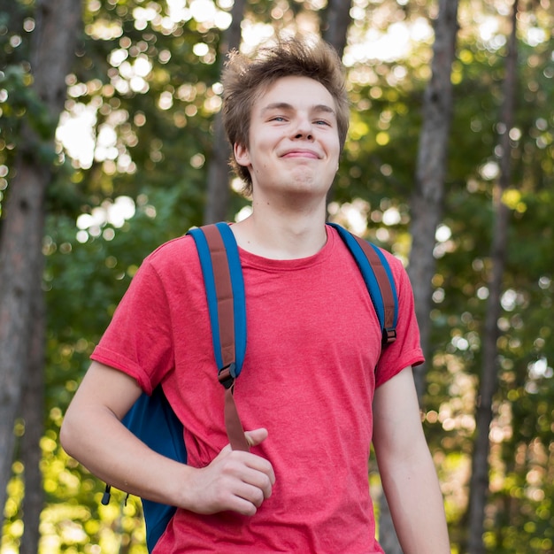 Mid shot homme avec sac à dos dans les bois