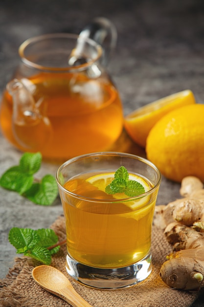 Miel Citron Jus de gingembre Produits alimentaires et boissons à partir d'extrait de gingembre Concept de nutrition alimentaire