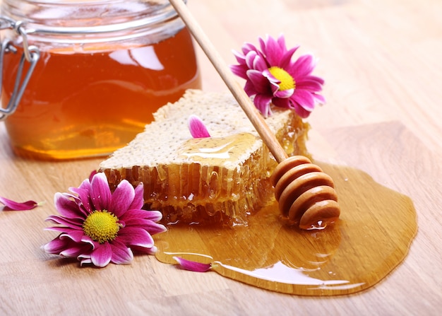 Miel sur la table en bois