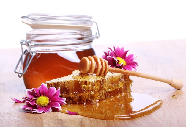 Miel sur la table en bois