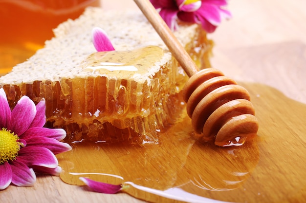 Miel sur la table en bois