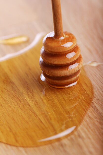 Miel sur la table en bois