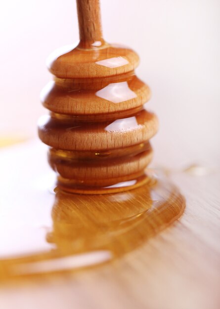 Miel sur la table en bois