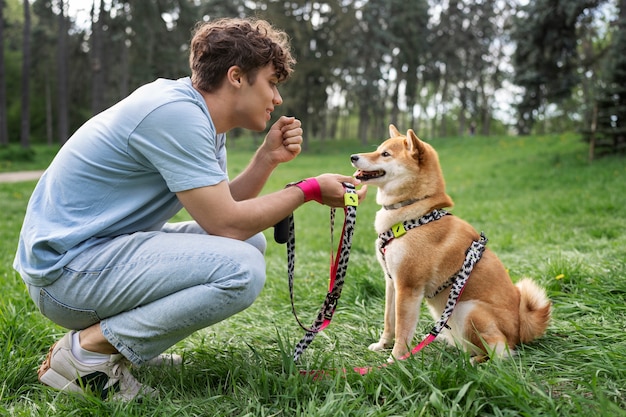 Mignon animal de compagnie shiba inu avec sa famille