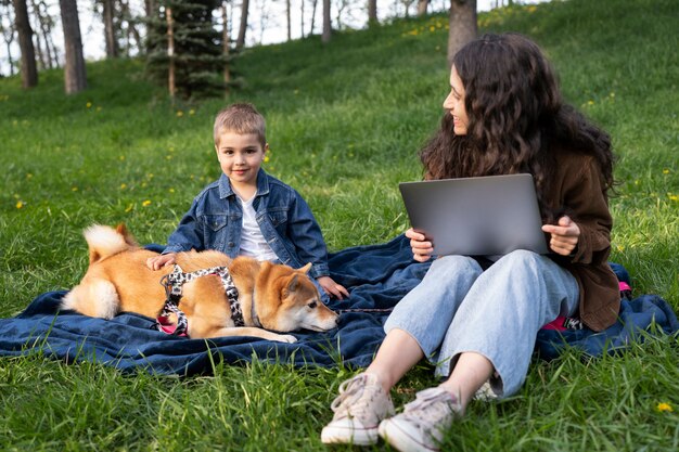 Mignon animal de compagnie shiba inu avec sa famille