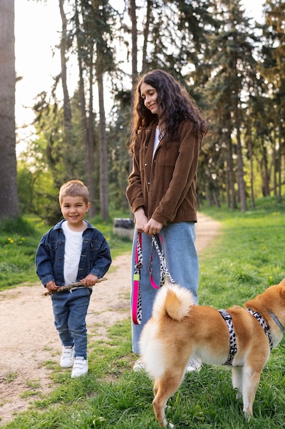 Mignon animal de compagnie shiba inu avec sa famille