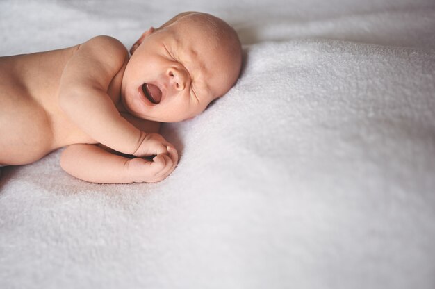 Mignon Bebe Nouveau Ne Emotionnel Garcon Dormant Dans Un Berceau Dans Un Costume Tricote Avec Jouet Photo Premium