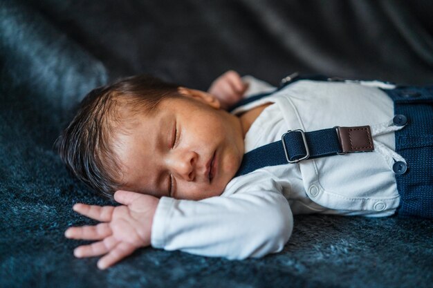 Mignon bébé nouveau-né de race blanche avec un costume à la mode