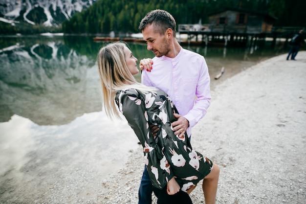 Mignon, charmant couple sur la plage