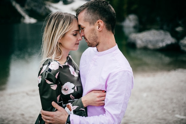 Mignon, charmant couple sur la plage