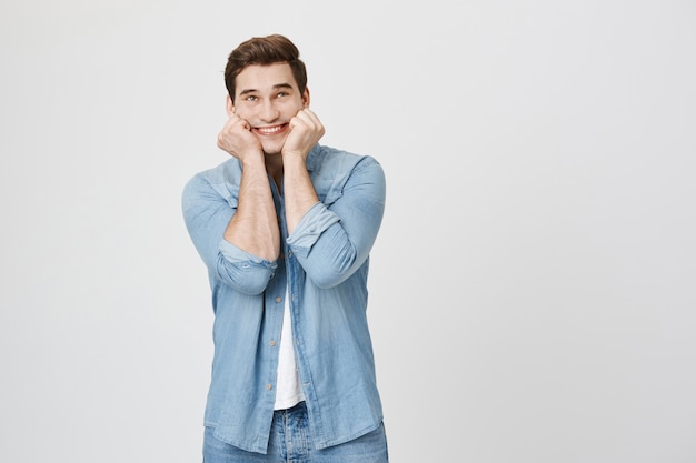 Mignon et charmant jeune homme à la recherche d'adorable